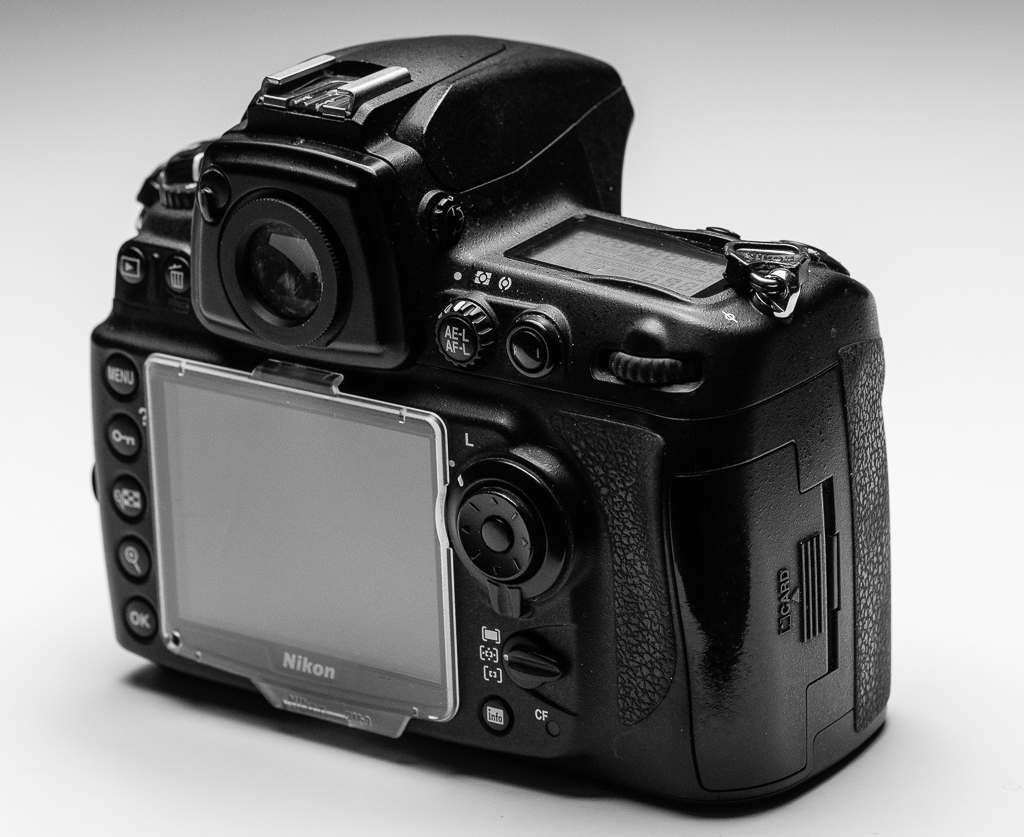 Belichtungspeicher (AE-L AF-L) und AF-ON an der Rückseite einer Nikon Mittelkassekamera - namentlich der legendären D700. Die Beschriftung AF-ON ist nach einigen 100 tausend Auslösungen mittlerweile abgewetzt und unlesbar.