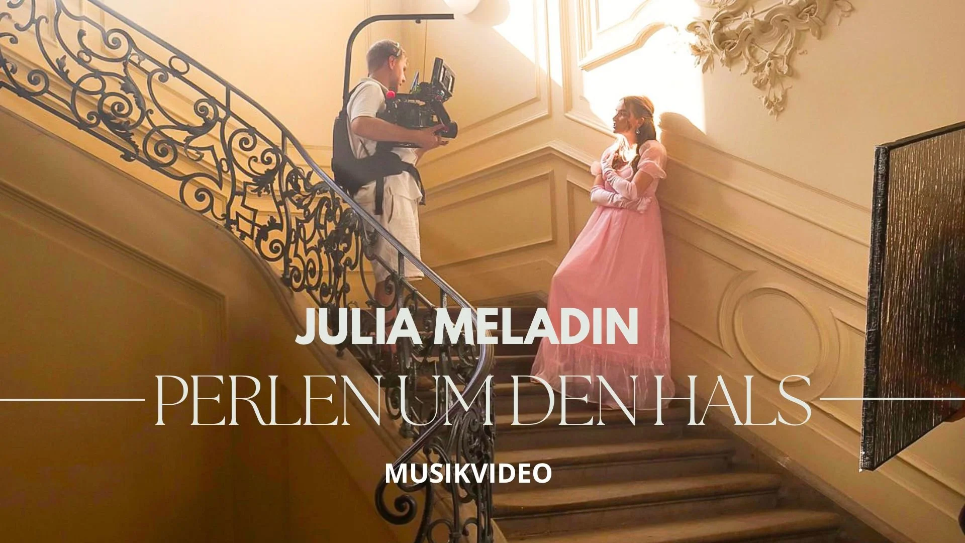 Julia-Meladin-Perlen-um-den-Hals-Musikvideo