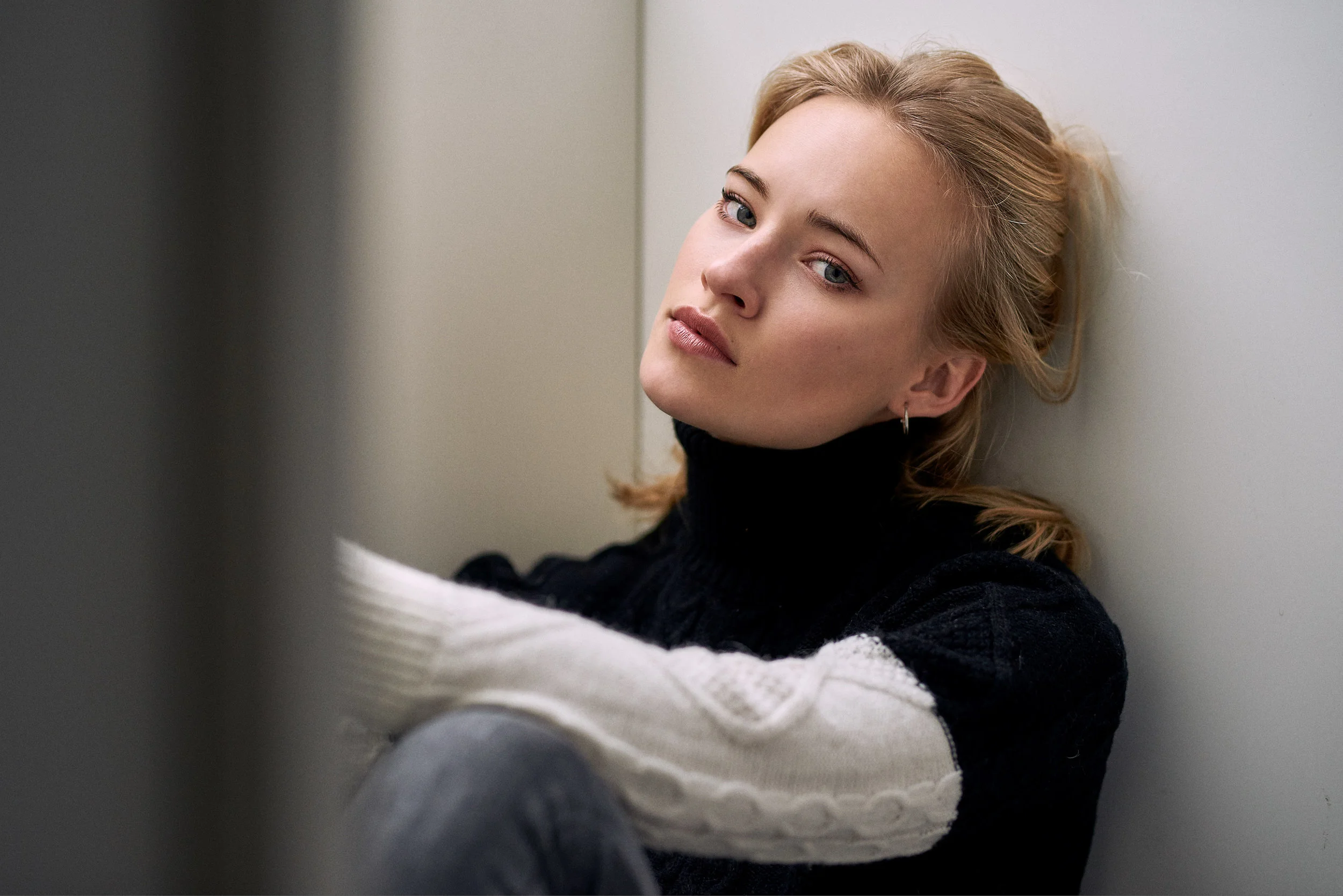 Schauspielerportrait mit natürlichem Licht für Casting und Agenturprofil