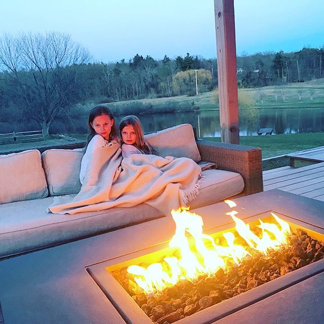 Those moments when the first spring nights feel just like a #wakingdream #hygge #cozy #weekendblessings #upstate #hudsonrivervalley #whenfriendshavebrilliantideas
