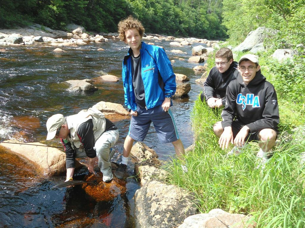 René Aucoin, Antoine Aucoin, Jeremy Camus et Kyle Lefort en train de faire la pêche sur la rivière de Chéticamp.