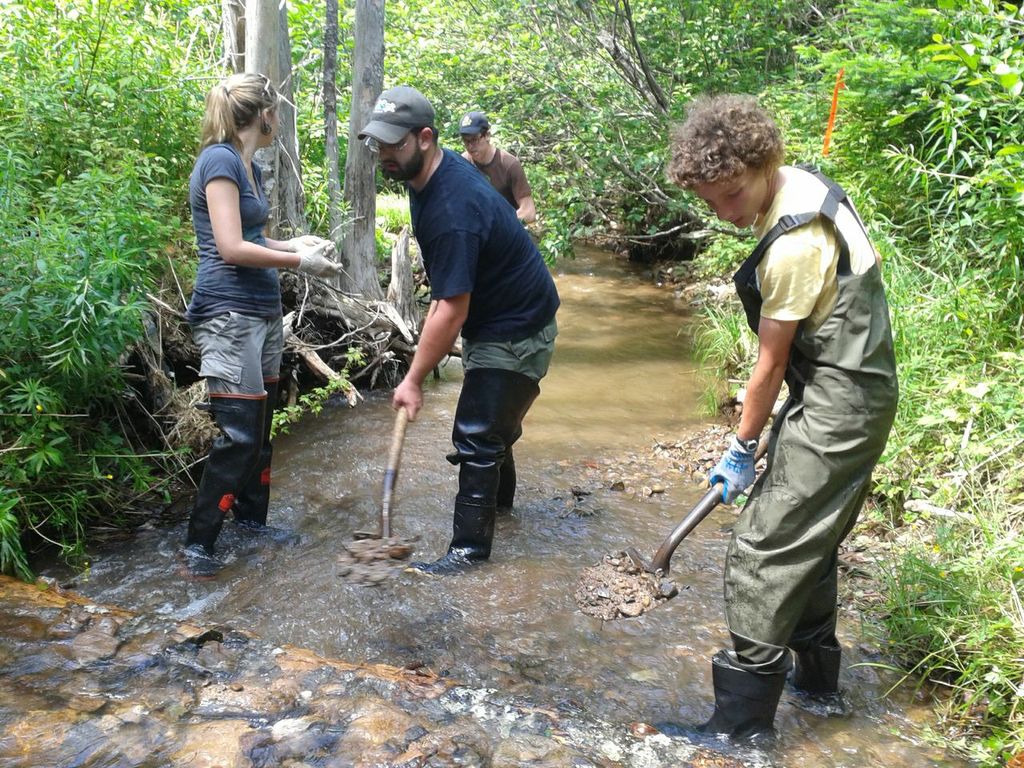 Antoine Aucoin
installe un billot creuseur à une session d'entrainement « Adopt-a-Stream »
à Mabou.
Normal
0
false
false
false
EN-US
JA
X-NONE
/* Style Definitions */
table.MsoNormalTable
{mso-style-name:"Table Normal";
mso-tstyle-rowband-size:0;
mso-tstyle-colband-size:0;
mso-style-noshow:yes;
mso-style-priority:99;
mso-style-parent:"";
mso-padding-alt:0cm 5.4pt 0cm 5.4pt;
mso-para-margin:0cm;
mso-para-margin-bottom:.0001pt;
mso-pagination:widow-orphan;
font-size:12.0pt;
font-family:Cambria;
mso-ascii-font-family:Cambria;
mso-ascii-theme-font:minor-latin;
mso-hansi-font-family:Cambria;
mso-hansi-theme-font:minor-latin;}