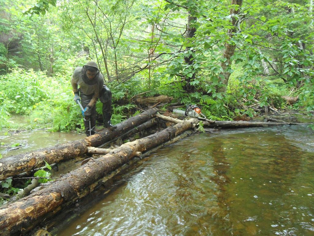 Kyle Lefort travail sur une crèche sur le ruisseau Aucoin.