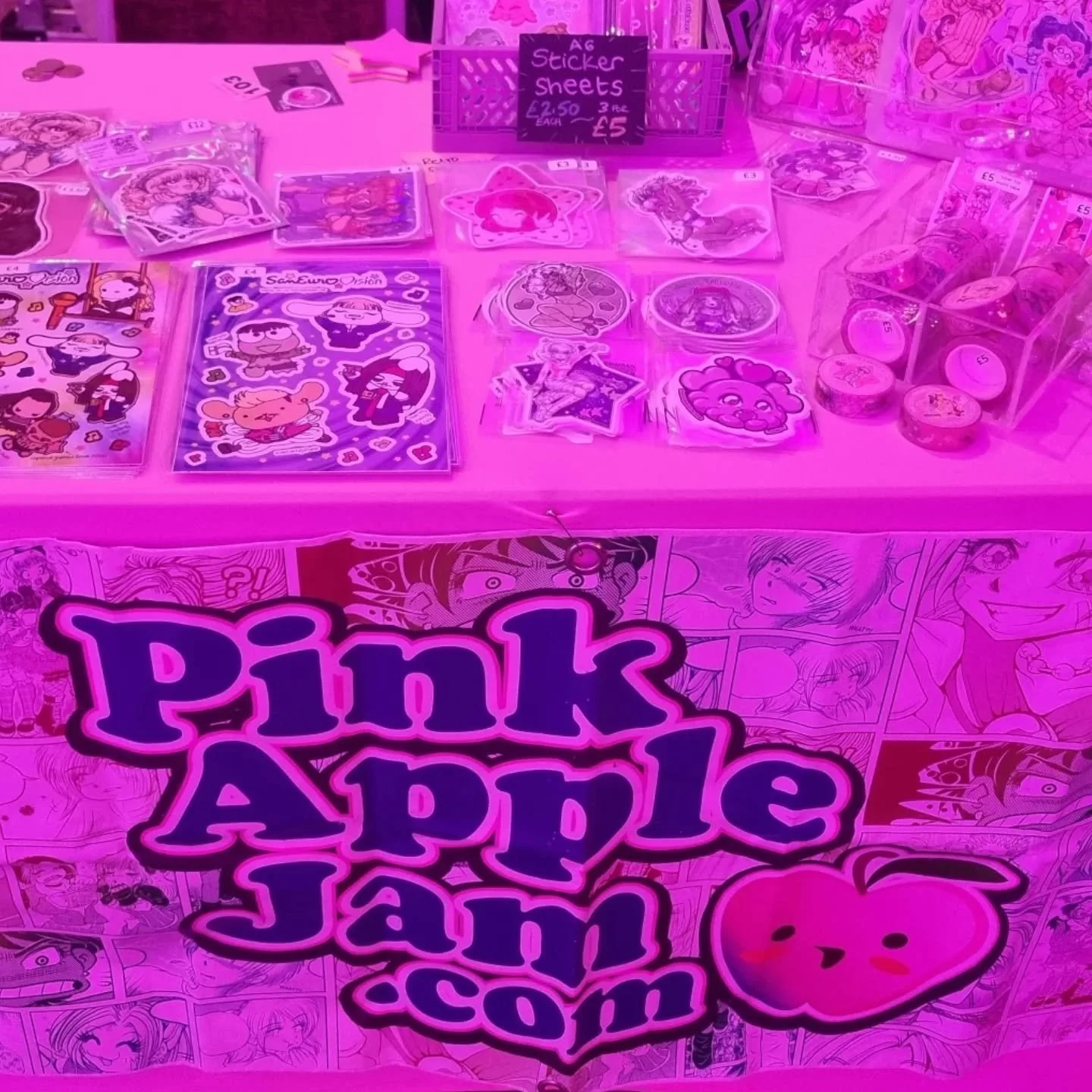 The pink lighting for the #Hotarucon pop-up tables almost made my products invisible 😆 It was appropriate for my namesake, though!!
Thanks very much everyone who was able to visit the pop-up stalls in the Caf&eacute; today! ❤️