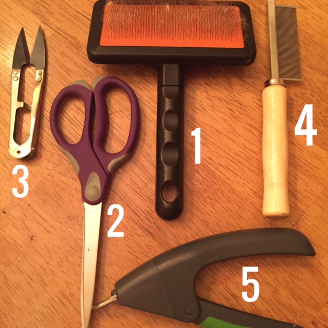 1 – Slicker Brush 2 – Simple Scissors 3 – Spring Scissors 4 – Dreadlock Comb 5 – Small Dog Nail Clippers