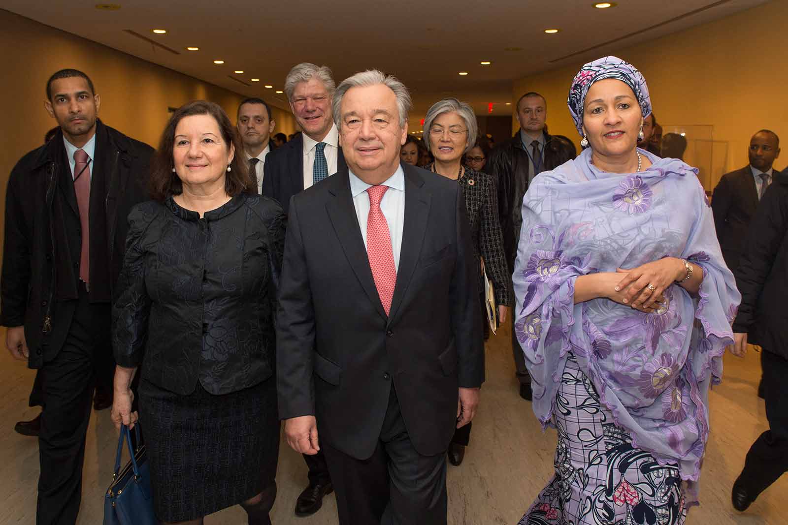 ON HIS FIRST DAY AT WORK, ANTÓNIO GUTERRES, THE NEW UNITED NATIONS SECRETARY-GENERAL, LAID A WREATH IN HONOUR OF UN STAFF FALLEN IN THE LINE OF DUTY AND ADDRESSED STAFF MEMBERS GATHERED TO WELCOME HIM. UN PHOTO/ESKINDER DEBEBE