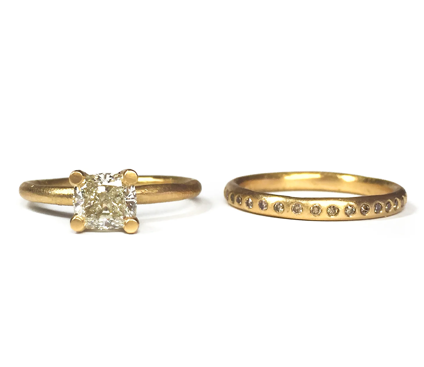 18carat-yello-gold-cushion-cut-diamond-solitaire-engagement-ring-(set).jpg