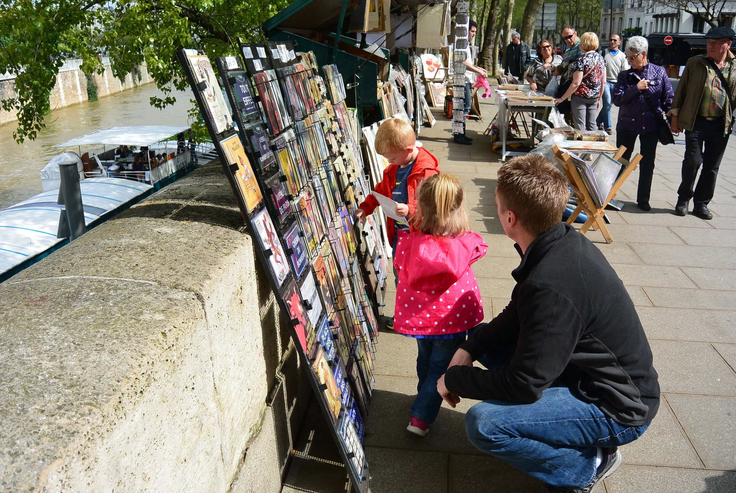 ​everyone enjoying the street vendors