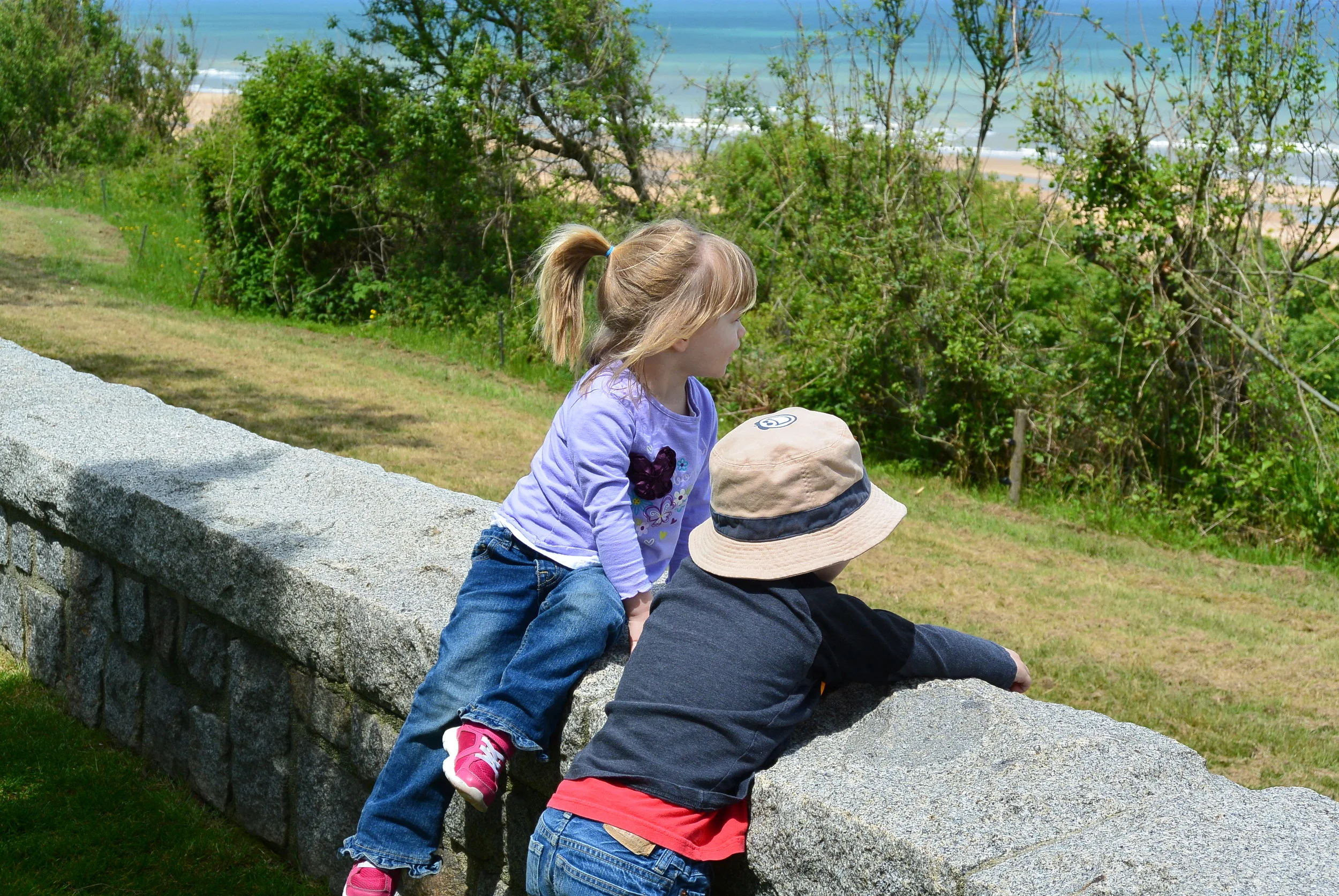 ​Kids ready to go over the wall to the beach