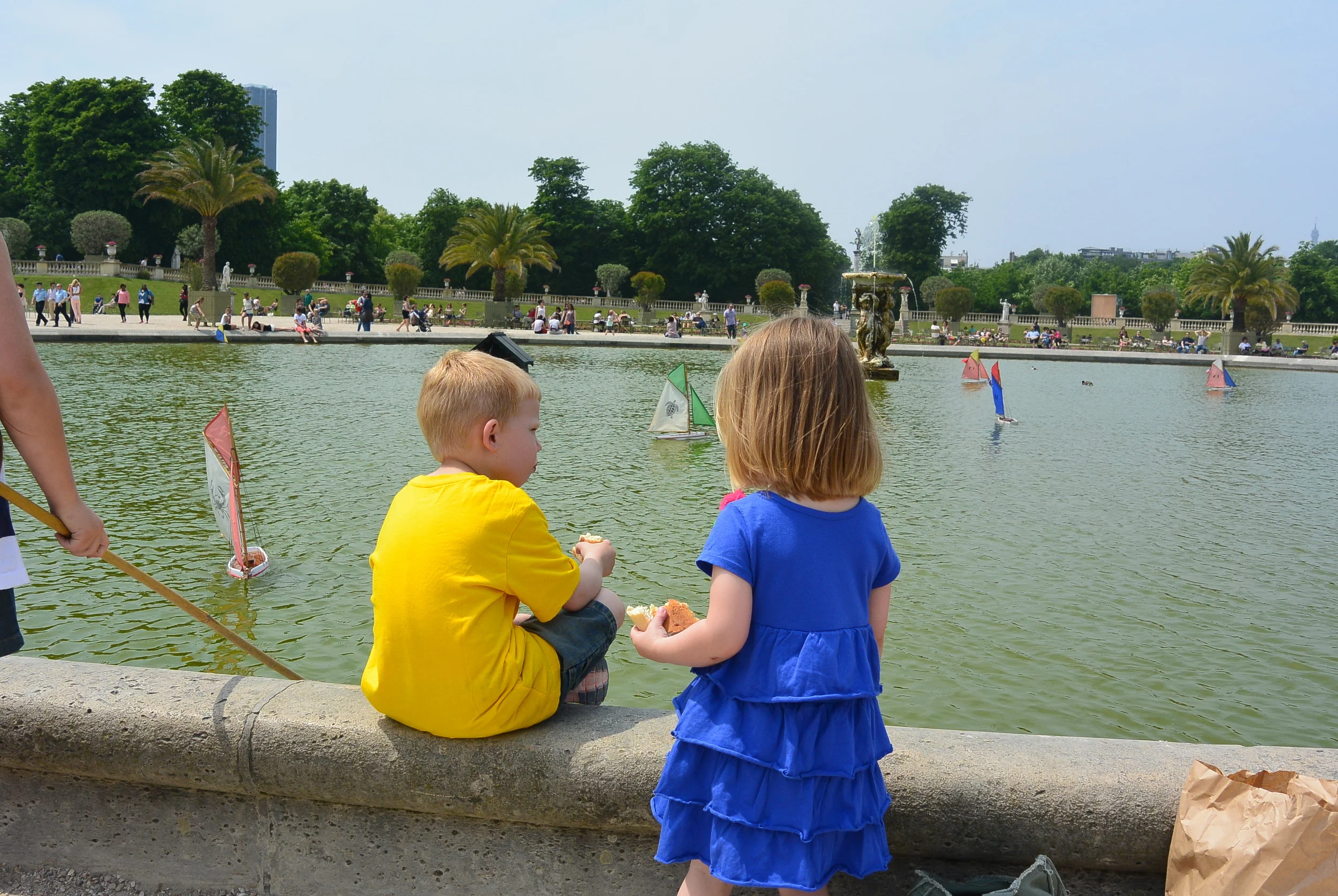 Enjoying the boats at the Jardin du Luxenburg.