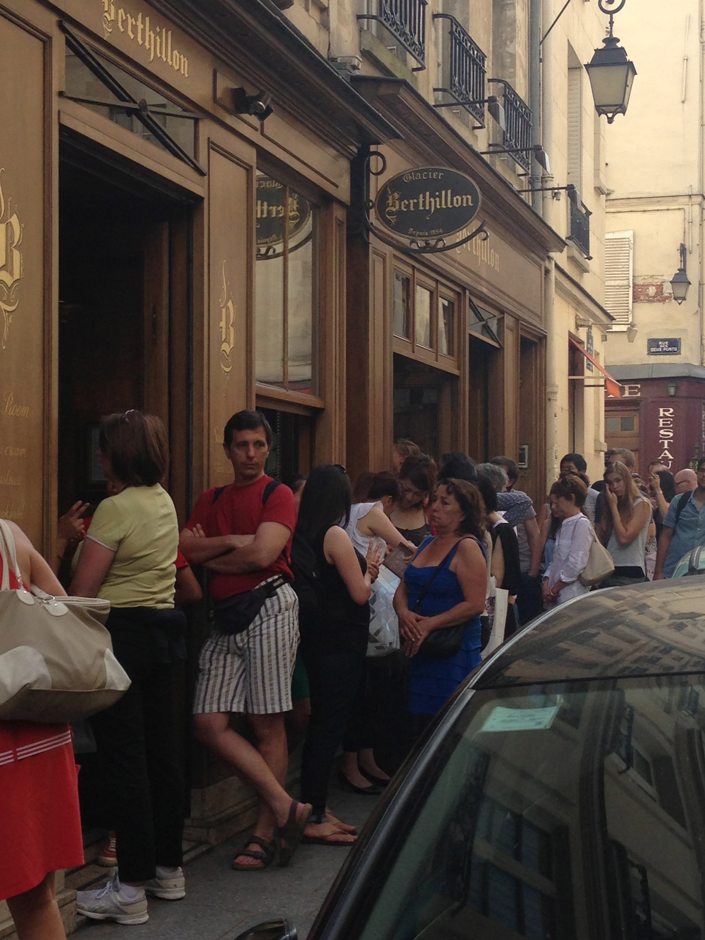 Line at the Berthillon ice cream shop.