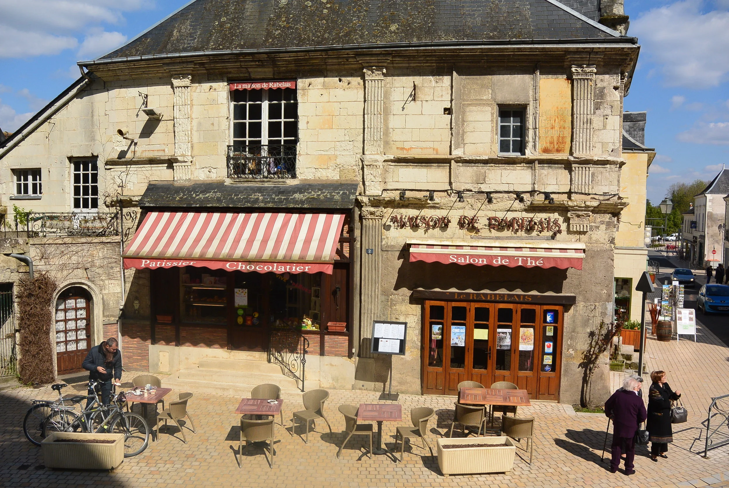 just love the way this cafe looks...picture perfect.