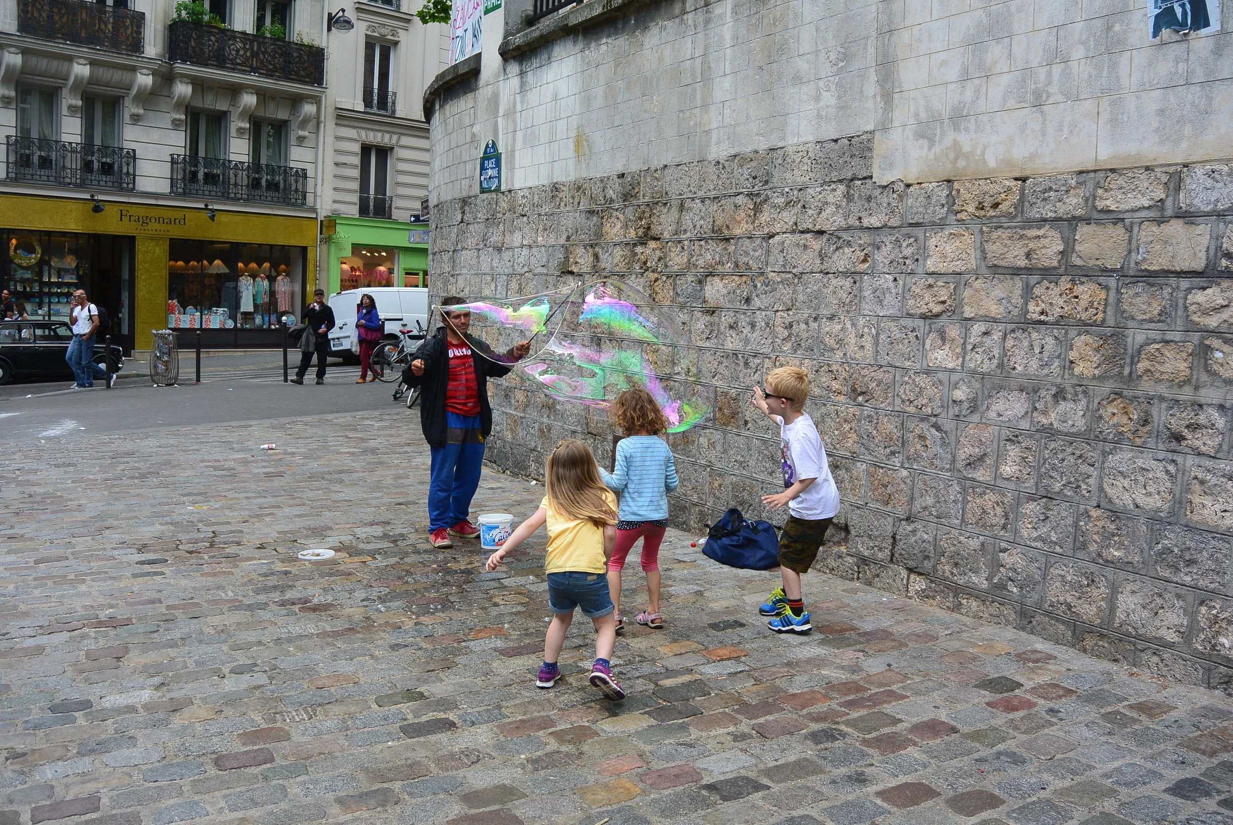 Kids enjoying the bubble man with Olivia