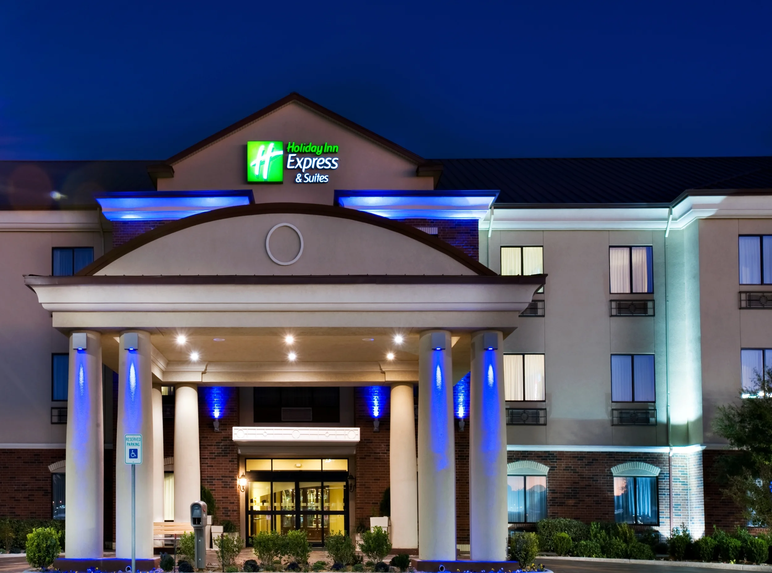 Holiday_Inn_Express-Night.jpeg
