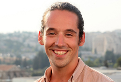 Stuart Singer STUART SINGER is a Brooklyn-based performer, choreographer and teacher. He has danced in the companies of Bill T. Jones/Arnie Zane, Doug Varone, Wally Cardona and Lucinda Childs, and is currently performing in the revival of the Philip Glass/Robert Wilson opera Einstein on the Beach. He is currently working with choreographers Beth Gill and John Jasperse, and has recently collaborated on performance projects with Gwen Welliver, Joanna Kotze, Yanira Castro, Jack Ferver, Netta Yerushalmy, Christopher Williams and Mollye Maxner. He is currently developing new choreographic work in collaboration with Lindsay Clark. Stuart has recently taught as adjunct faculty at Bard College, Princeton University, and Bennington College, on faculty at the American Dance Festival, and as a teaching artist for New York Live Arts. Originally from Western Massachusetts, Stuart is a BFA graduate of the SUNY-Purchase College Conservatory of Dance. 