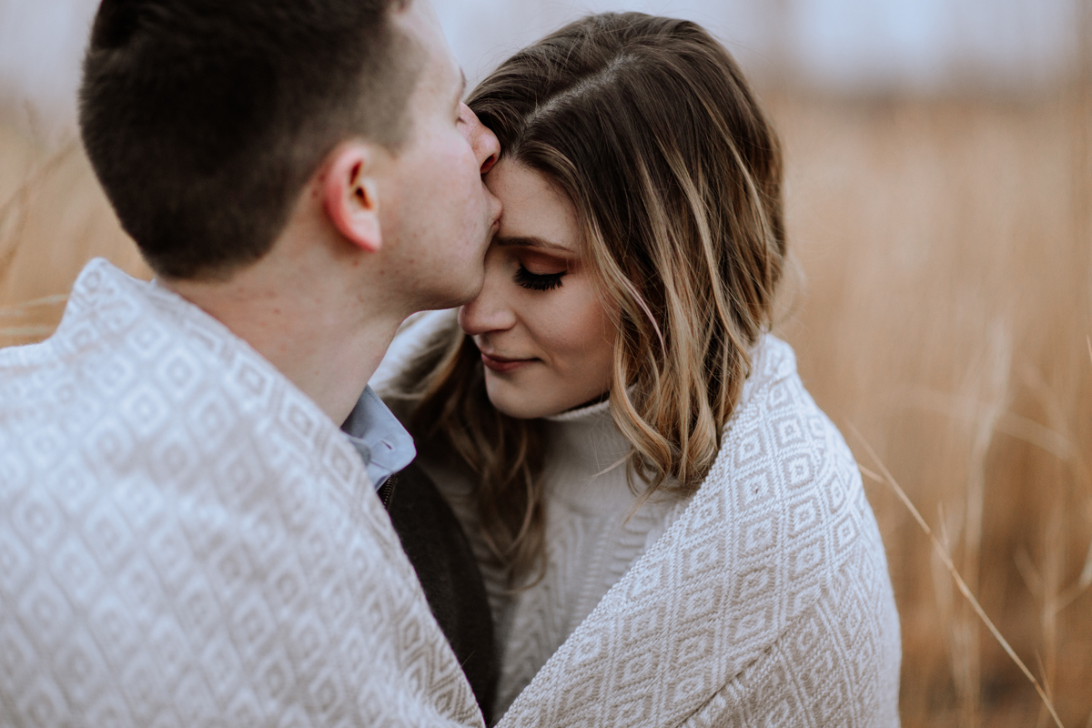 cozy-romantic-engagement-photos