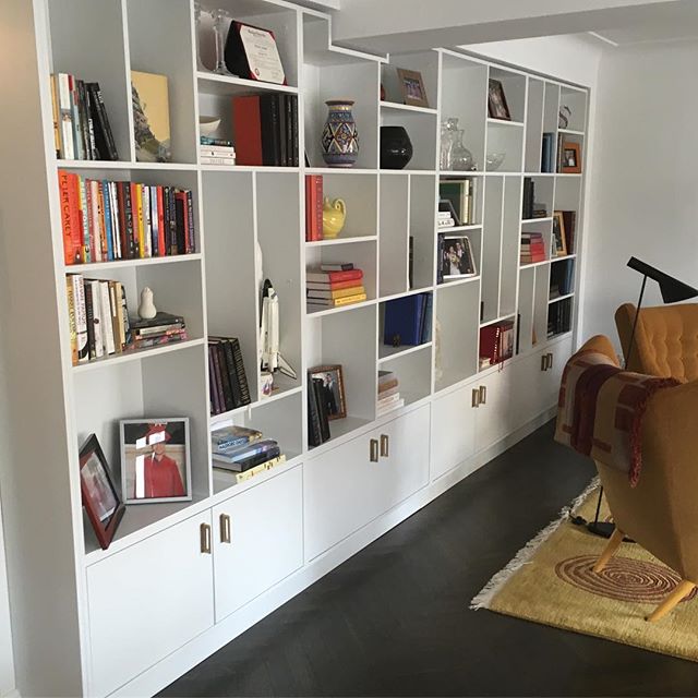 Recent millwork commission for @b.interior. 20&rsquo; of lacquered shelving and one inconvenient ceiling beam.
#interiordesign #bespoke #bookcase #custom #millwork #white #shelf #design