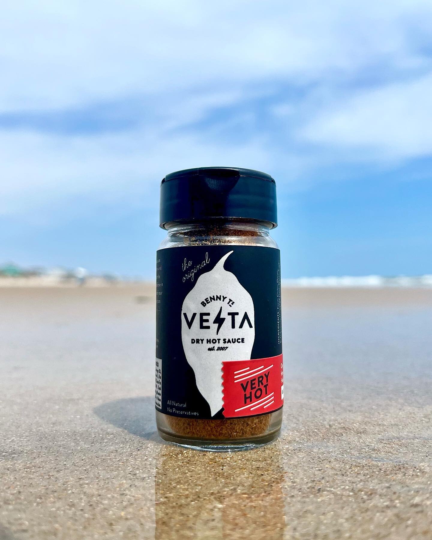 Beach ready? We are! Our Very Hot variety is perfect for beach snacking, sandwiches and dips. Even shake a little in your beer for a spicy kick ☀️🏖️⛵️🐚 #dryhotsauce 
&bull;
&bull;
&bull;
&bull;
&bull;
#vesta #bennytsvesta #hotsauce #dryhotsauce #ho
