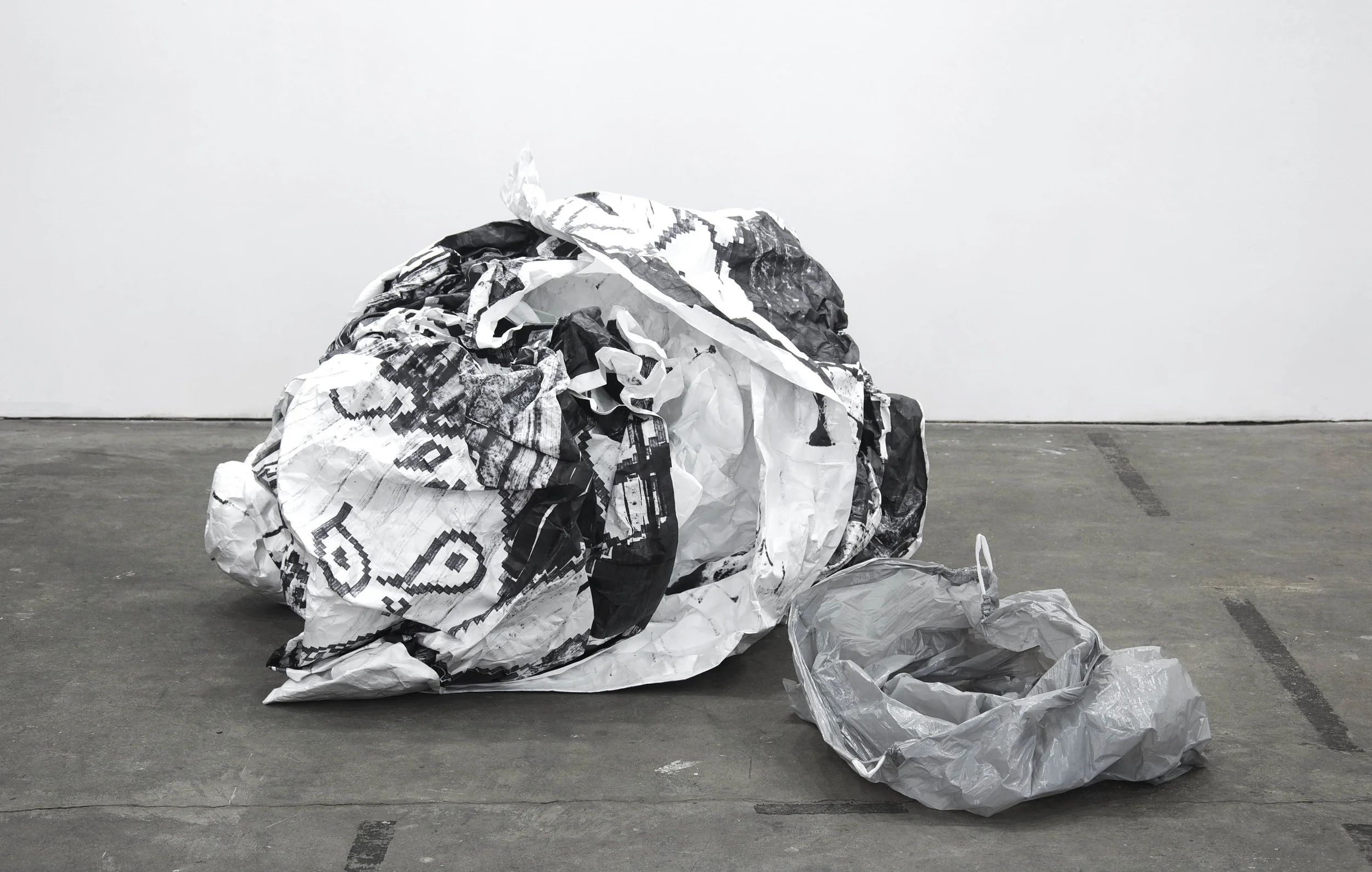 Serie Estrujados (Guernica XXL), 2010. Felt-tip pen on indestructible paper, trash bag and carton box. 350 x 778 cm.Crumple version. Serie Estrujados (Guernica XXL), 2010. Rotulador sobre papel irrompible, bolsa de basura y caja de cartón. 350 x 778 cm. Versión arrugada.