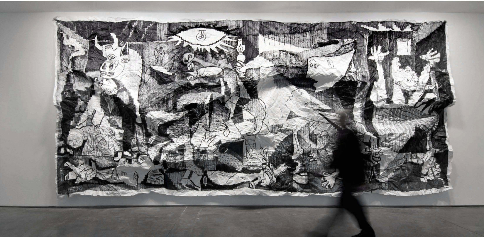 Serie estrujados (GUERNICA - XL), 2007. Felt-tip pen on indestructible paper, trash bag and carton box. 350 X 778 cm. Serie estrujados (GUERNICA - XL), 2007. Rotulador sobre papel irrompible, bolsa de basura y caja de cartón. 350 X 778 cm. The "Serie Estrujados" reflects upon the significance of the great works of art (The Meninas, Guernica, Anatomy lesson ...) which are artistic icons. These images have been reproduced in such great number that they have become "dispensable" objects. Following this line of thought, I Have redrawn them on indestructible paper, crumpled them up only to recover them later. In this sense, it is interesting to point out the way in which the drawing is resolved, painted with felt-tip pen on crumpled up paper, with the aesthetics of a photocopy. Its aim is to run away, to disassociate art from any confusion with the decorative. Evidently, it ironically imitates one of the strategies of the vanguard, which consists of avoiding the craft-man-ship, the virtuosity, good materials and the perfect finish to distance itself from publicity, design, decoration and fashion, which paradoxically sum up the refinements that great Art abandoned. La Serie Estrujados reflexiona sobre el significado de las grandes obras de arte (Las Meninas, El Guernica, Lección de anatomía) que son iconos artísticos. Estas imágenes que han sido tan reproducidas se han convertido en productos de "usar y tirar". Así los he redibujado sobre papel irrompible y con rotulador para después estrujarlos y finalmente recuperarlos. En este sentido, es interesante señalar la manera en que el dibujo está resuelto, pintado a rotulador sobre el papel, con una estética de fotocopia. mi propósito es huir de la factura relamida y acabada que se asocia al ornamento como un modo de disociar el arte de cualquier confusión con lo decorativo. Evidentemente, con ello estoy imitando irónicamente una de las estrategias de la vanguardia, que consistió en evitar el oficio, el virtuosismo, los buenos materiales, el perfecto acabado para distanciarse de la publicidad, el diseño, la decoración o la moda, que asumieron paradójicamente los refinamientos que había abandonado el gran Arte.