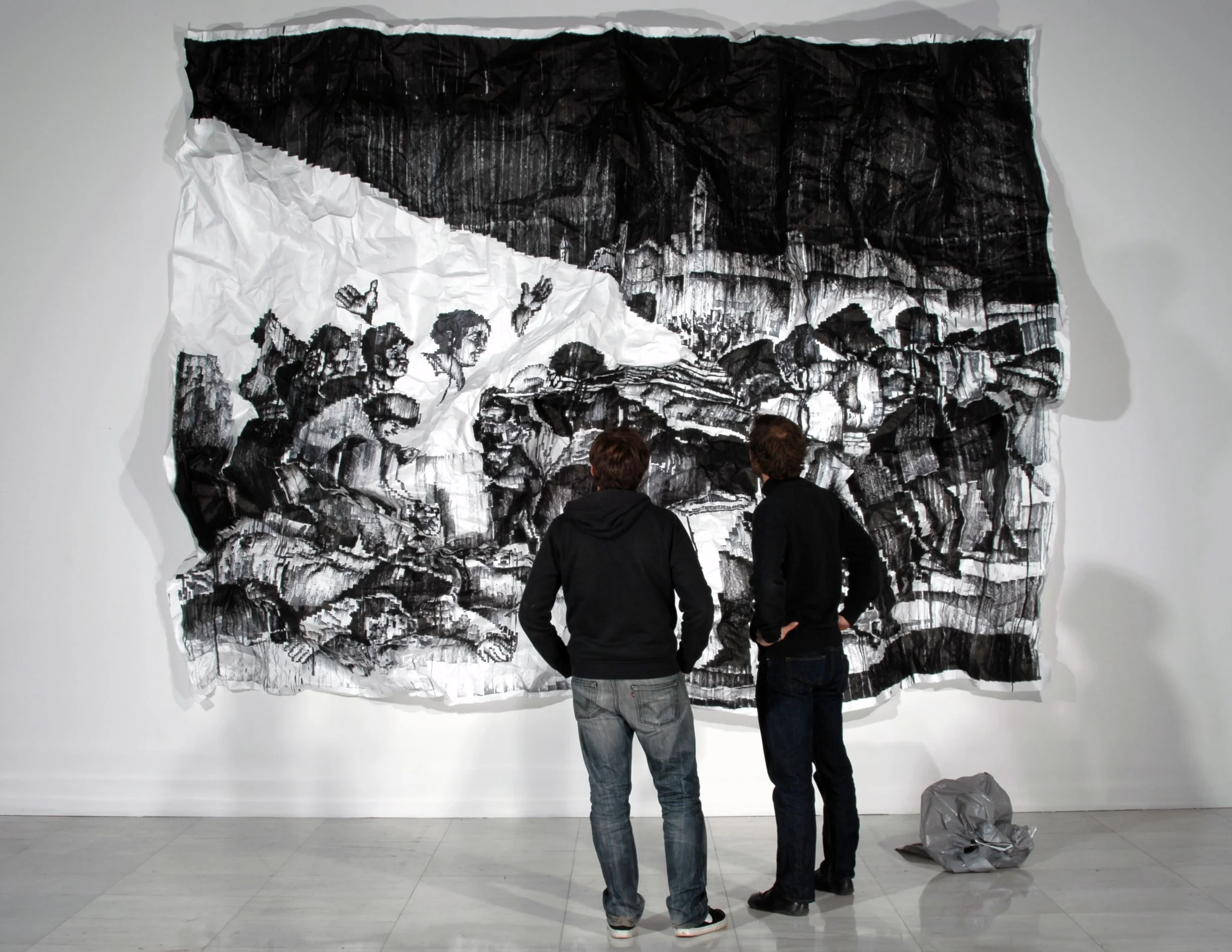Serie estrujados (Los fusilamientos del 3 de mayo - XL),
2007. Felt-tip pen on indestructible paper. 400 x 450 cm. Serie
estrujados (los fusilamientos del 3 de Mayo - XL), 2007. rotulador sobre
papel irrompible. 400 x 450 cm.