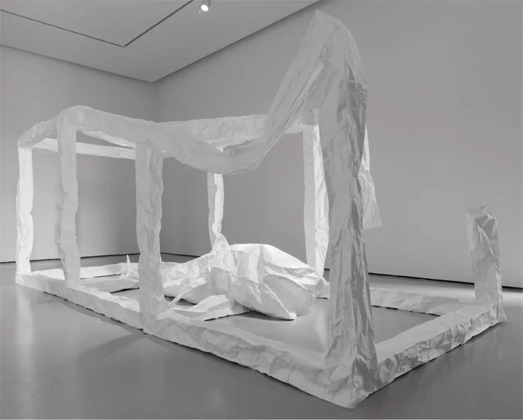 Serie estrujados (The Physical Impossibility of Death in the Mind of Someone Living), 2010. Unbreakable paper, PVC structure, 213 x 518 x 213 cm. Serie estruajdos (The Physical Impossibility of Death in the Mind of Someone Living), 2010. Papel irrompible, estructura PVC, 213 x 518 x 213 cm. First Loan Exhibition CAB Burgos, 2010. En julio de1929 Alfred H. Barr Jr. es nombrado primer director del Museo de Arte Moderno de Nueva York, más conocido por el acrónimo MOMA, que con el paso de los años se iría constituyendo en el modelo único y paradigmático de los museos de arte contemporáneo del mundo. El 29 de octubre de ese mismo año y coincidiendo con la Gran Depresión estalla el Crack de Wall Street, que provoca la crisis económica más profunda y duradera que el mundo ha conocido antes de la que nos está doblegando en la actualidad. En noviembre de ese mismo año de 1929 el MOMA abre sus puertas en su primera sede con una exposición titulada First Loan Exhibition: Cézanne, Gauguin, Seurat, Van Gogh, es decir, Primera Exposición Prestada… Con ella el museo comenzaba una etapa y trayectoria marcadas por el pensamiento de uno de los más prestigiosos críticos de arte del siglo XX durante más de cuarenta años, el mencionado Barr, quien, ya en 1929, renegando del formalismo imperante en su época, había establecido los no límites del arte moderno, lo que supuso la nueva y revolucionaria concepción de los fundamentos del museo. Nacía así contra la corriente imperante de marcado cariz decimonónico y nacionalista un museo diferente, en el que tenían cabida no sólo las artes de la pintura y de la escultura, sino que por primera vez también tendrían entrada la arquitectura, la fotografía, el cine, el diseño industrial y gráfico y cualquiera otra manifestación de interés eminentemente internacional. Y todo ello con la doble y dinámica intención de exhibición y estudio. Javier Arce se apropia para su exposición del título de aquella muestra fundacional, Primera Exposición Prestada, facilitándonos así una preliminar metáfora. En este ya iniciado nuevo siglo XXI elige, según su gusto y criterio, a siete de los artistas más importantes y emblemáticos de la actualidad, por su ya suficientemente demostrado trabajo multidisciplinar. Y lo hace, no por simple coincidencia, en un momento también de grave crisis económica, ideológica, cultural y social. Una época, la actual, que verdadera y definitivamente superó hace ya muchos años las controversias de todo tipo a las que se tuvo que enfrentar el MOMA con su director al frente, pero que igualmente se mueve algo cansada entre el escepticismo, cuando no pesimismo, y una sensación de vértigo ante un incierto o impreciso futuro. Hay mucho de comisariado museológico a través de sí mismo en esta muestra de Javier Arce, Primera Exposición Prestada: Serie Estrujados e Imágenes Bastardas. Por un lado, elige en ‘préstamo’ obras de artistas referentes para sus propias versiones; por otro, establece una escena museográfica de las mismas, confrontando tres obras de la Serie Estrujados que ha venido desarrollando durante los últimos años, dando ahora un gran paso a lo tridimensional, al bulto redondo, en dos de ellas, con otras cuatro de sus recientes experiencias en nuevos soportes bidimensionales, las denominadas Imágenes Bastardas. La exhibición y confrontación de siete obras emblemáticas que reúnen en sí mismas el objeto y el concepto, planteadas de manera museográfica, más allá de la mera exhibición, a modo de museo imaginario particular, no le impide, sin embargo, mantenerse en su propia característica irónica e incluso irreverente hacia esos ya proclamados iconos del arte de nuestros días. Así estas obras, anteriormente exhibidas en grandes exposiciones internacionales y pertenecientes a los más importantes museos del mundo, tales como la Bienal de Venecia, el propio MOMA, de Nueva York, la Tate Modern, de Londres y el Museo Solomon R. Guggenheim, de Nueva York, se ven sometidas, más allá de una mirada y pura recreación reverentes, a la manipulación y reconsideración creativa o reinterpretación del artista, extralimitándolas en todos los casos, como ya hicieran, provocativos con las originales, sus autores. Cuales aquellos maestros del arte moderno, Cézanne, Gauguin, Seurat y Van Gogh, todavía muy criticados entonces por la conservadora sociedad norteamericana, pero reverenciados por la institución naciente, estos singulares Damien Hirst, Gabriel Orozco, Thomas Struth, Santiago Sierra, Olafur Eliasson, Tino Sehgal y Maurizio Cattelan se ven reconsiderados artísticamente por Javier Arce, fuera de los márgenes de admiración que tuvieron aquellos por parte del MOMA, con su propia y original acentuación un punto, si cabe, más provocativa e insolente.