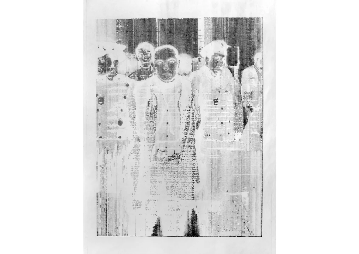Tony Safrazzi, Under arrest (Negative version), 2012. Propelling pencil on newspaper, 60 x 80 cm. Tony Safrazzi, arrestado (Versión negativa), 2012. Dibujo lápiz sobre papel de periodico, 60 x 80 cm.