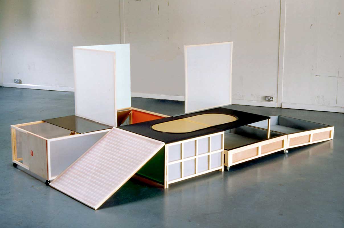 Sin Título (Prototipo de cosa inútil) , 2002-2006. Installation, mixed media. Variable dimensions. Ed. 1/3. Sin Título (Prototipo de cosa inútil), 2002-2006. Instalación, técnica mixta. Dimensiones variables. Ed.1/3.
