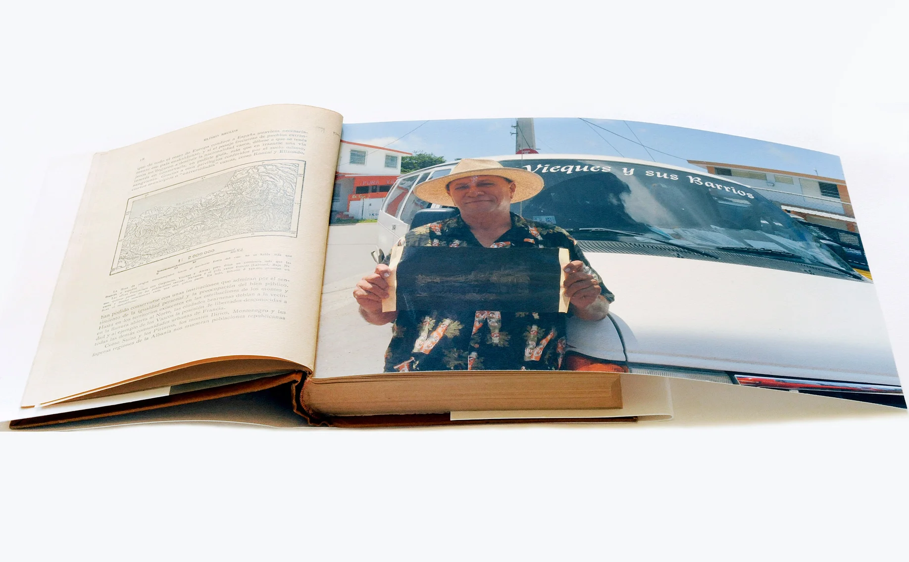 New Universal Geography. Suburd of History: from the general to the particular, 2013. Installation, books, hahnemühle photopaper, mimeograph´s cliches, mimeograph´prints, corn, tobacco, yucca, vine, audio locution. Nueva Geografía Universal. Suburbio de la Historia: de lo general a lo particular , 2013. Instalación, libros, hahnemühle fotografía, clichés de mimeógrafo, impresiones de mimeógrafo, maíz, tabaco, yuca, liana, audios locuciones.