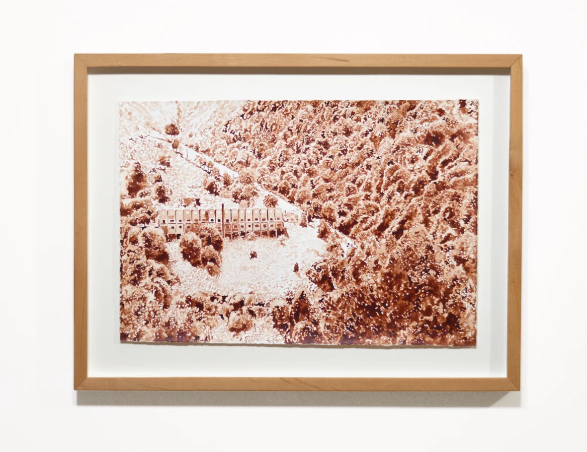 ENGAÑA (Bosque y barracones). Sangre mía sobre papel Hahnemühle, marco madera de Tilo. 36,5 x 49 cm. 2015. ENGAÑA (BOSQUE Y BARRACONES). My blood on Hahnemühle paper, wood frame Tilo.36,5 x 49 cm.