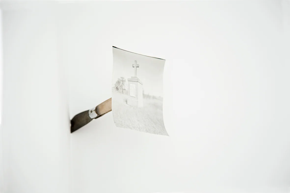 MICROPOLÍTICA#4 , 2016. Navaja de La Fragua, fotografía estenopeica gelatina de plata sobre papel baritado. 20 x 40 x 20 cm. MICROPOLÍTICA#4 , 2016. La Fragua´s knife, pinhole photography on baryta silver gelatin paper. 20 x 40 x 20 cm.