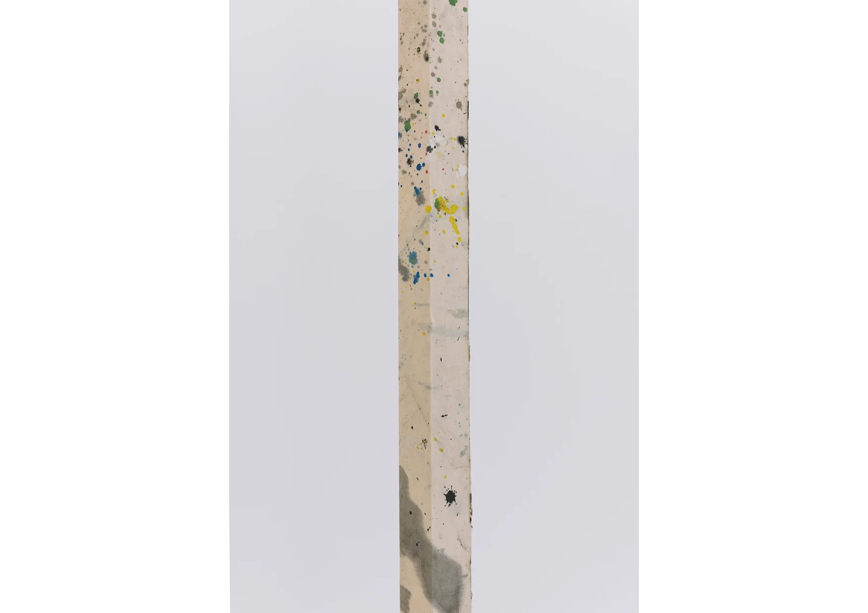 Autopensante SMSB , 2017. Palo de madera cubierto de trapos con pintura Manuel Saro, Miki leal, Santiago Giralda y Belén, muelle. 357 x 3 x 3 cm. Belén. Autopensante SMSB , 2017. Wooden stick covered with rags with paint Manuel Saro, Miki Leal, Santiago Giralda y Belén, bouncy. 357 x 3 x 3 cm. Belén.