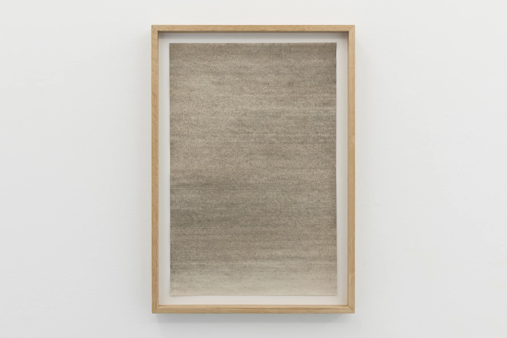 Gris #2 , 2017. Grafito y ceniza de madera sobre papel prensa. 46 x 32,5 cm. Gris #2 , 2017. Graphite and wood ash on newsprint paper. 46 x 32,5 cm.