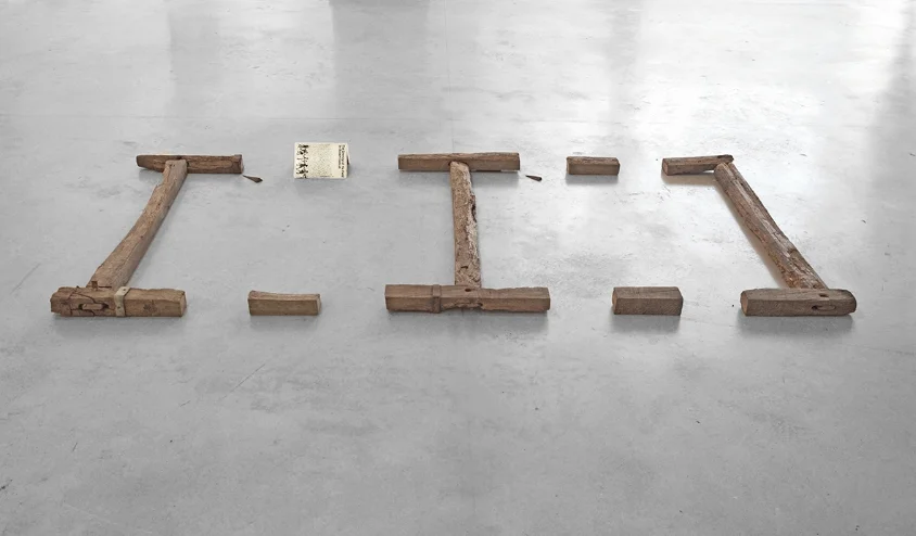 Abriendo el campo de composición , 2014. Puerta de mi cabaña, libro de poemas The Opening of the Field, de Robert Duncan 11 x 230 x 15 cm. Abriendo el campo de composición , 2014. My cabin´s wooden door, book of poems The Opening of the Field, by Robert Duncan. 11 x 230 x 15 cm.