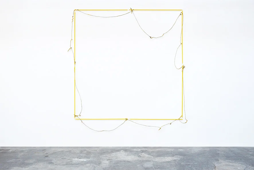 La linde , 2018. Palos de pastor y cuerda del campo, 260 x 260 cm. La linde , 2018. Sticks of border and field rope, 260 x 260 cm.