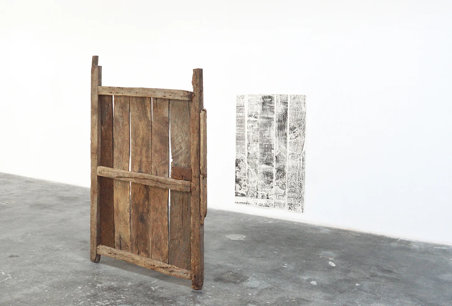 Retry the Life Experiment in the Communal , 2014. Xilografía sobre papel, puerta de mi cabaña. 138,43 x 91,44 cm. Ed. de 5, 2 PA. Ed. 1/5 con puerta. Ed.2 – 5/5. Retry the Life Experiment in the Communal , 2014. Woodcut print on paper, my cabin´s wooden door. 138.43 x 91.44 cm. Ed. of 5, 2 AP. Ed. 1/5 with door. Ed.2 – 5/5