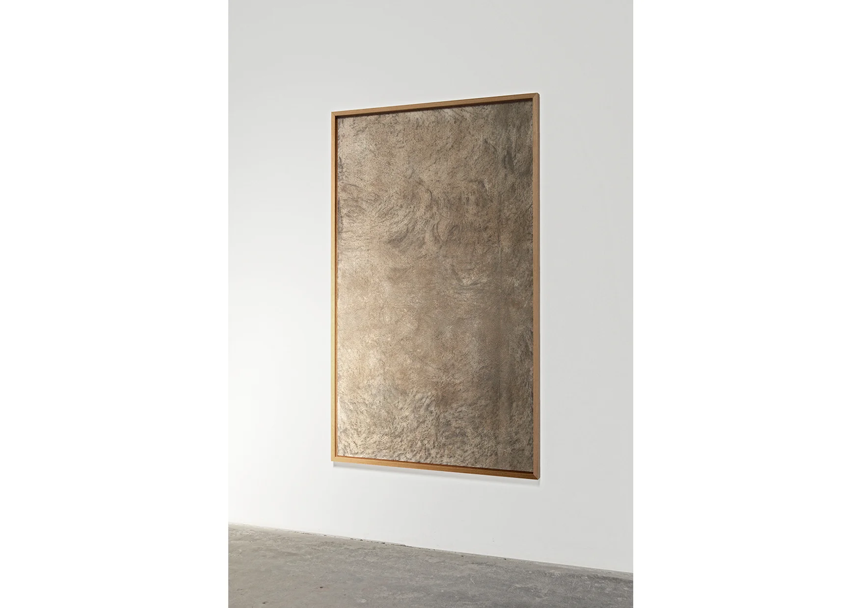 Mapa del moho #2 , 2018. Frottage sobre papel de arroz, ceniza de madera, carbón, marco de roble, 137 x 200 x 5 cm. Mapa del moho #2 , 2018. Frottage on rice paper, wood ash, coal, oak frame. 137 x 200 x 5 cm.
