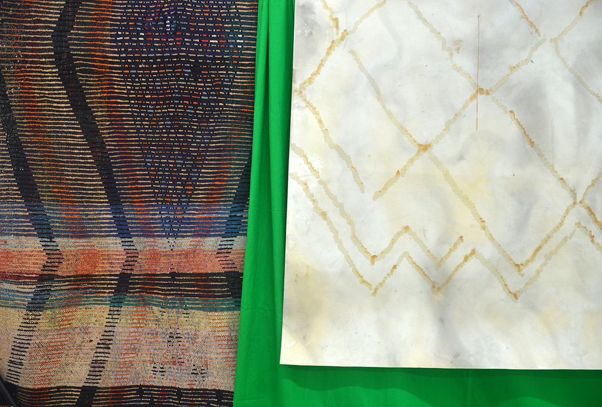 Detalle de Sobre cómo puede flotar una uva en el océano#1 , 2018. Alfombra Bereber Azilal, nitrato de plata sobre papel, croma, soporte fondo fotográfico, 200 x 267 x 40 cm. Detail of Sobre cómo puede flotar una uva en el océano#1 , 2018. Berber carpet Azilal, silver nitrate on paper, chroma, photographic background support, 200 x 267 x 40 cm.