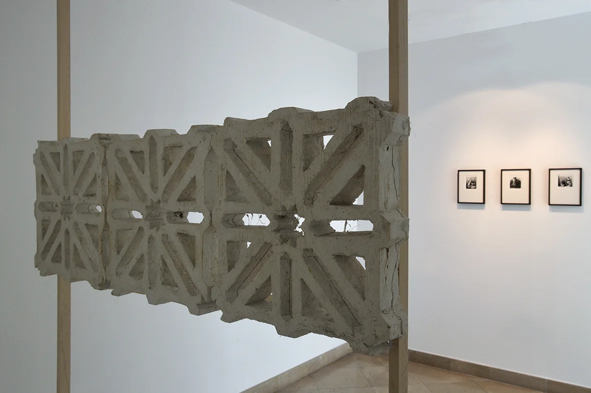 Sobre cómo puede flotar una uva en el océano #7 , 2018. Escayola, esparto y madera, 270 x 120 x 10 cm. Sobre cómo puede flotar una uva en el océano #7 , 2018. Plaster, esparto and wood, 270 x 120 x 10 cm.