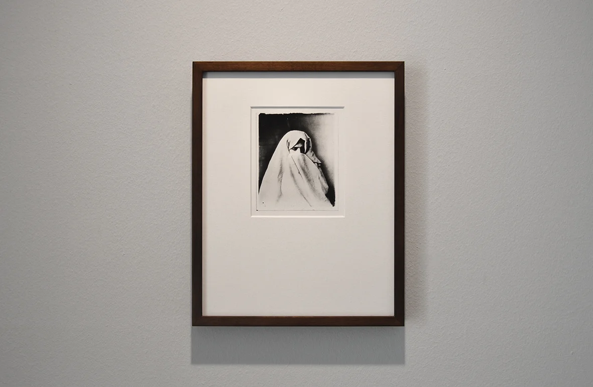 Antonio Cavilla. Retrato de una chica mora de Fez , circa 1890. Gelatina de plata sobre papel baritado, copia actual, 26,5 x 21,5 cm. Antonio Cavilla. Retrato de una chica mora de Fez , circa 1890. Silver gelatin on barium paper, current copy, 26.5 x 21.5 cm.