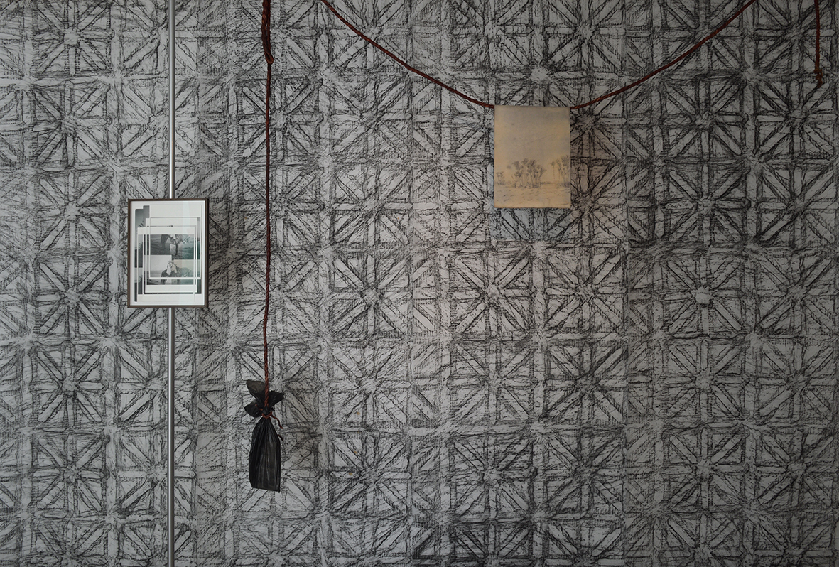 Lo que no se puede mirar se convierte en imagen #13 , 2018. Frottage sobre papel de arroz, rienda camellera de cuero, bolsa de plástico y objeto, nitrato de plata sobre papel Hahnemühle, barra fotográfica monopole, collage, impresión con inyección de tinta sobre papel Hahnemühle, marco de madera, medidas variables. Lo que no se puede mirar se convierte en imagen #13 , 2018. frottage on rice paper, leather camellera rein, plastic bag and object, silver nitrate on Hannehemühle paper, monopole photo bar, collage, inkjet print on Hahnemühle paper, wooden frame with Kraft paper, variable measures.