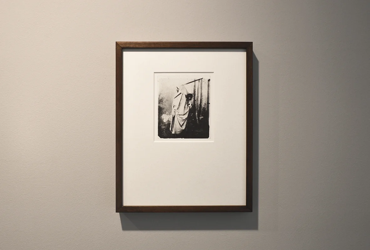 Antonio Cavilla. Mujer mora de Tetuán con su hijo , circa 1890. Gelatina de plata sobre papel baritado, copia actual, 26,5 x 21,5 cm. Antonio Cavilla. Mujer mora de Tetuán con su hijo, circa 1890. Silver gelatin on barium paper, current copy, 26.5 x 21.5 cm.