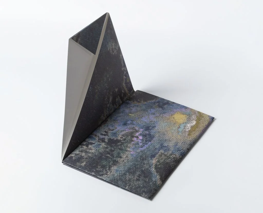 Desde la Naturaleza 2023 Fundación Didac, Ayuntamiento Miengo Español Paperback 27 x 18,5 cm ISBN SA 460-2023 Between 2011 and 2012 Kevin Power wrote an extensive book of poems about death. About his own death. He selected several groups of poems