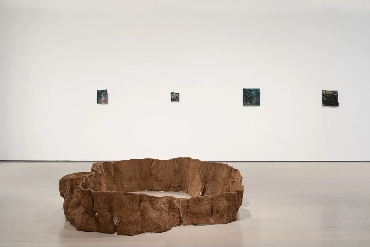 Cambium, 2023.Virutas de madera, yeso. 220 cm diámetro. Imagen general de la exposición Enredos II: Nuno da Luz. Centro Botín , Santander. Cambium , 2023. Wood chips, gypsum. 220 cm diameter. General view of the exhibition. Enredos II: Nuno d
