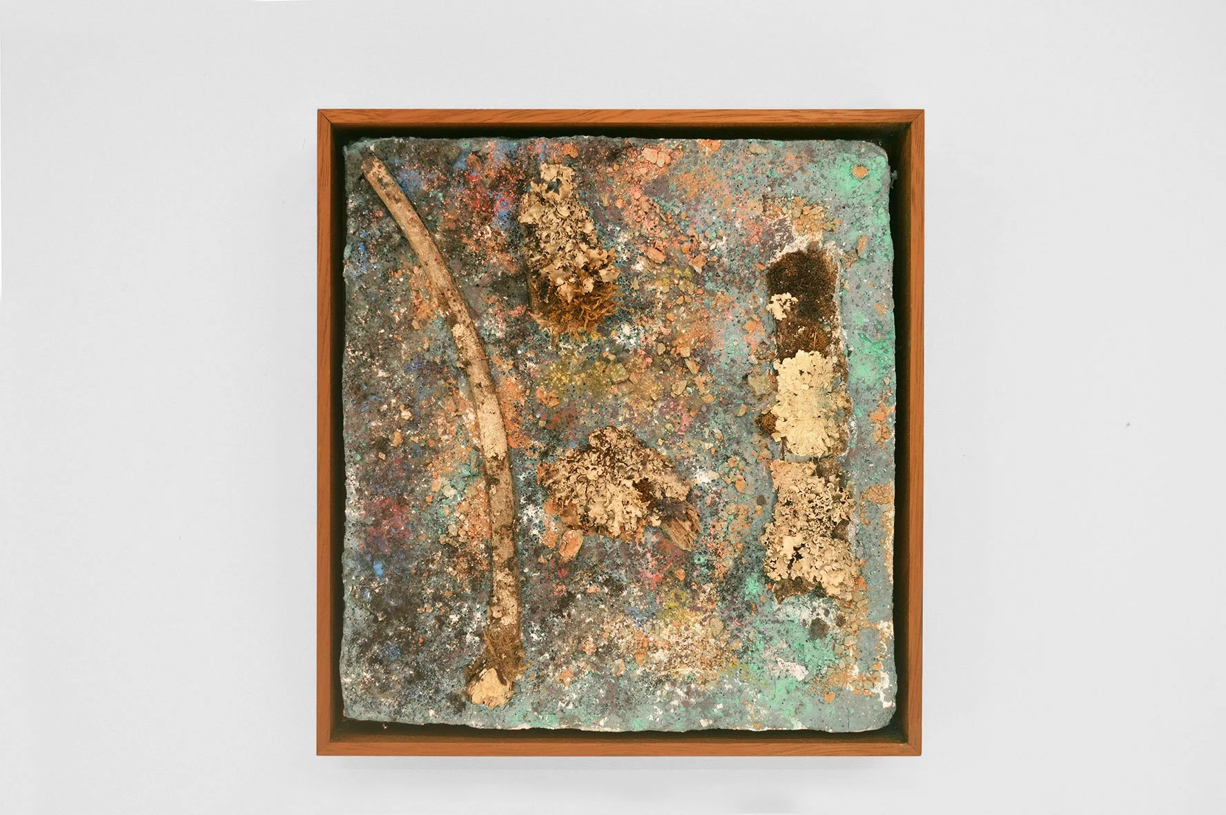 Horizontal Ikebana #2 , 2022. Pintura al fresco, palos de madera, liquen, 30 × 25 cm. Horizontal Ikebana #2 , 2022. Fresco painting, wooden sticks, lichen, 30 × 25 cm.