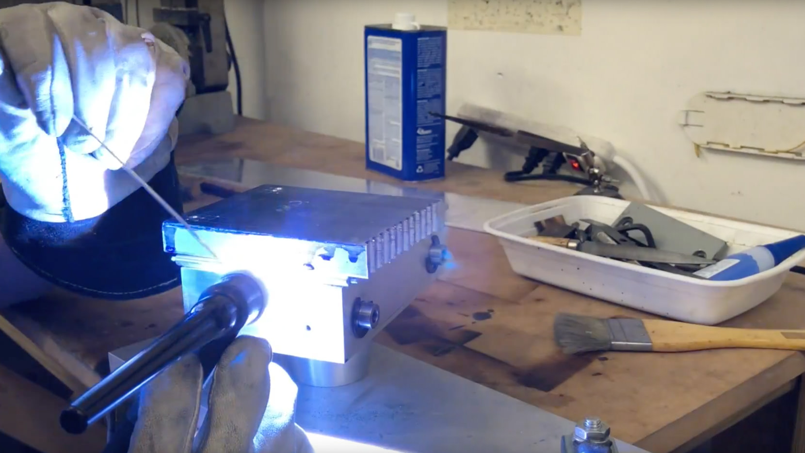 Now its time to make a back door and hinge. I cut three pieces of aluminum tube and weld them onto the body.