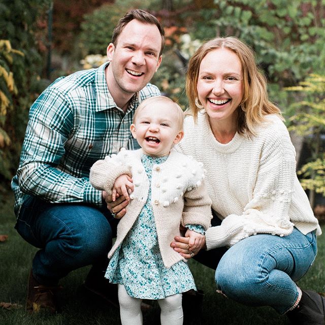 When old friends show up with a box of @bluestardonuts and a bag of coffee beans, you are more than happy to make Christmas pictures happen 🤩🥰 &mdash; love y&rsquo;all, k&amp;o