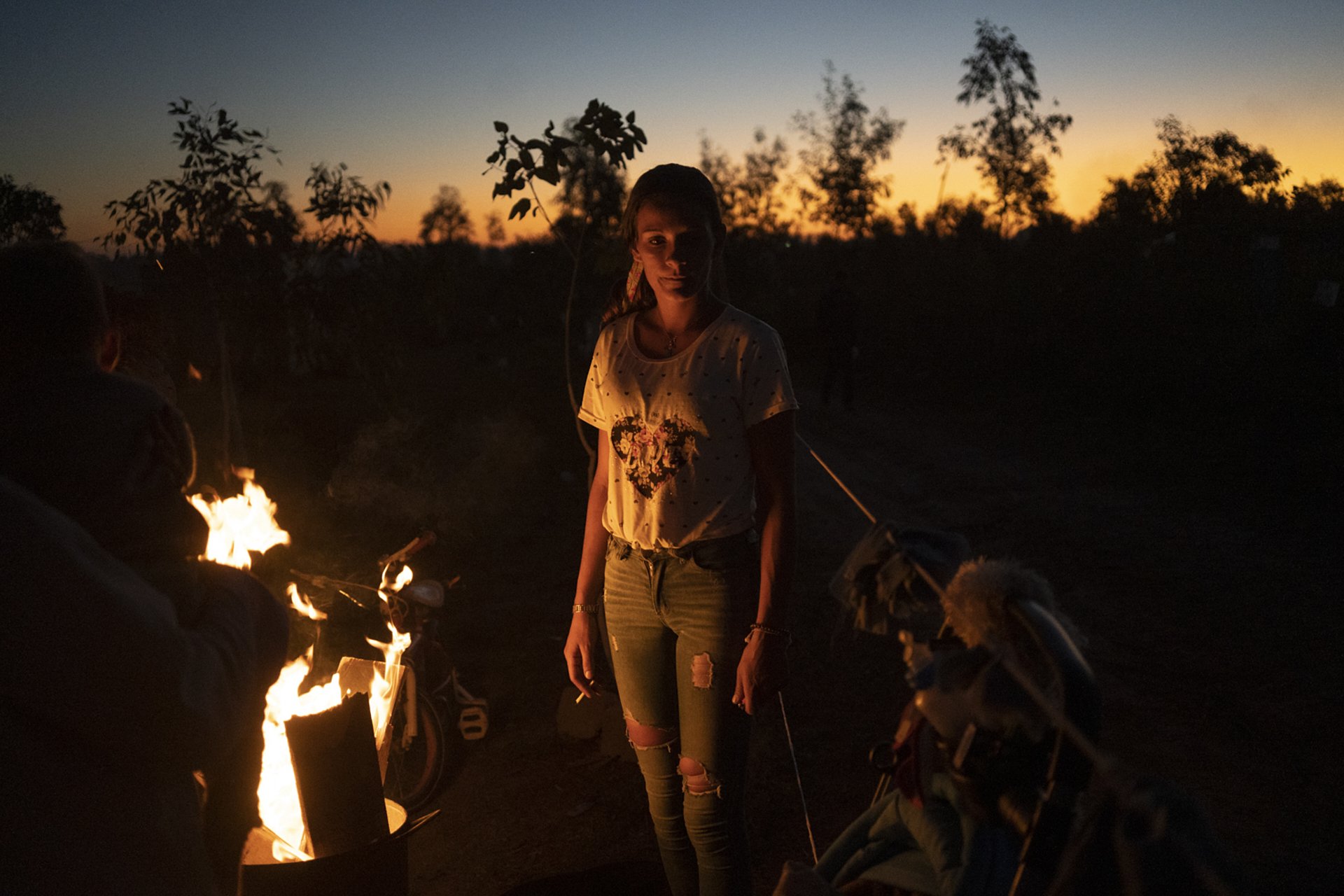Tania lights a fire to get warm. May 2020, Nuevo Comienzo