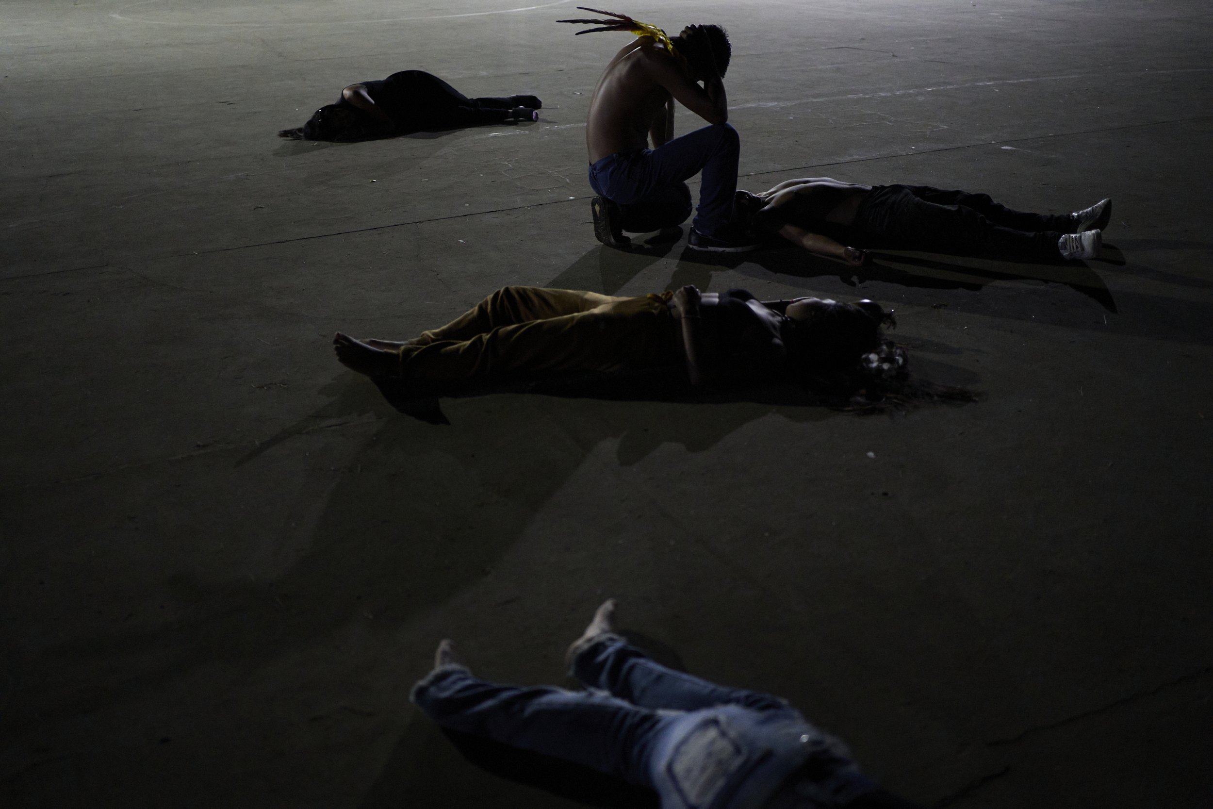 Teens reenact the genocidal violence that generations of their people store in their memories. Organized by the students with the help of teaching staff, this is a reenactment of attacks by burgeiros, the mercenary killers of Indigenous people w