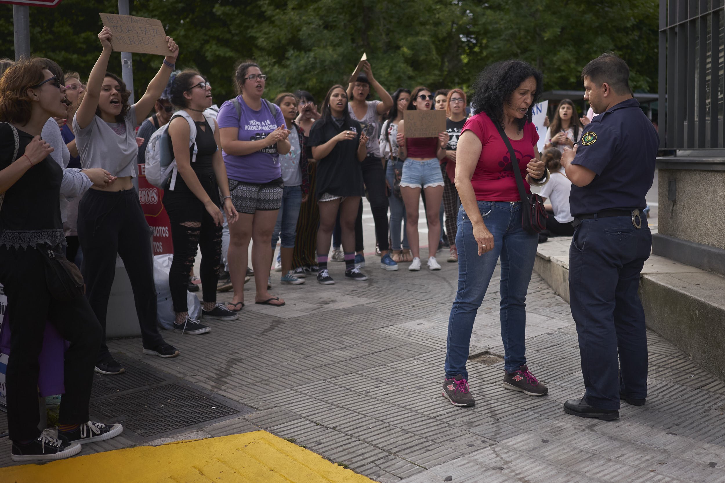 Nancy Baladán discussing with the police, asking for the disappearance of her daughter Milagros, in Pando, Uruguay. December 14, 2018. Mariana Greif, La Diaria.